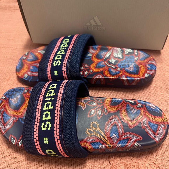 Adidas Slides Brand New - Picture 1 of 3